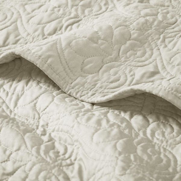 Quebec Oversized Quilted Throw - Image 2