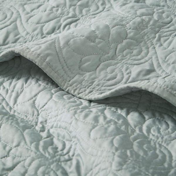 Quebec Oversized Quilted Throw - Image 4
